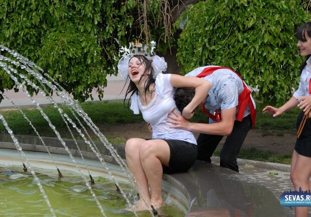 Новость - Досуг и еда - Мокрые блузки и банты: как севастопольские выпускницы принимали ванну в фонтанах