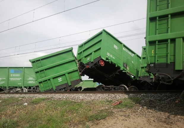 Вагоны аварийного поезда разлетелись в хаотичном порядке. Фото пресс-службы ГУ МЧС в Крыму.