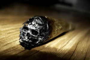 Крымчанки все чаще тянутся к сигарете. Фото: basik.ru.