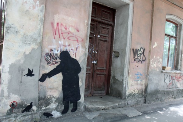 Новость - Досуг и еда - В Симферополе появилось граффити в память о старушке, любившей кормить голубей