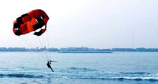 На крымских пляжах можно полетать с парашютом и обучиться виндсерфингу. Фото: camoletik.ru