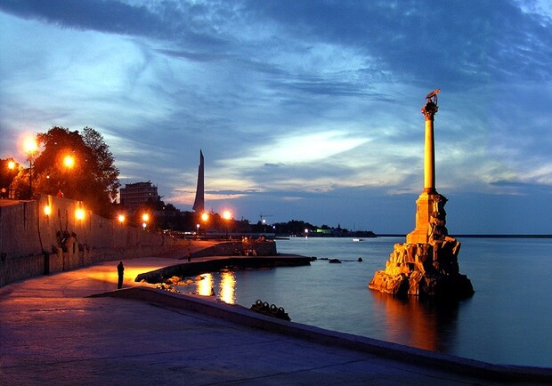 Символ Севастополя - Памятник затопленным кораблям. Фото crimea-voyage.info.