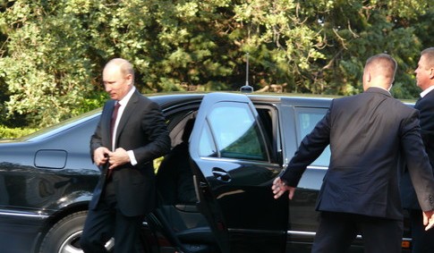 Российская делегация приехала в Ялту на 12 машинах. 