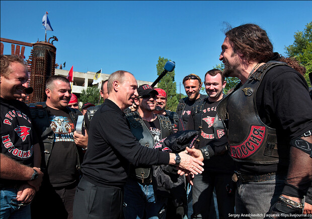 Новость - События - Фоторепортаж: как Путин "тусил" с байкерами в Севастополе