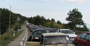Вчера крымчане и туристы стояли в пробках. Фото: «Хвиля»