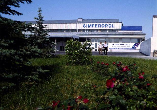 Аэропорт Симферополя оккупировали водители-частники. Фото: kafa-info.com.ua