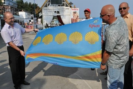 На Массандровском пляже водрузили 5-ракушечный флаг. Фото: cit.ua