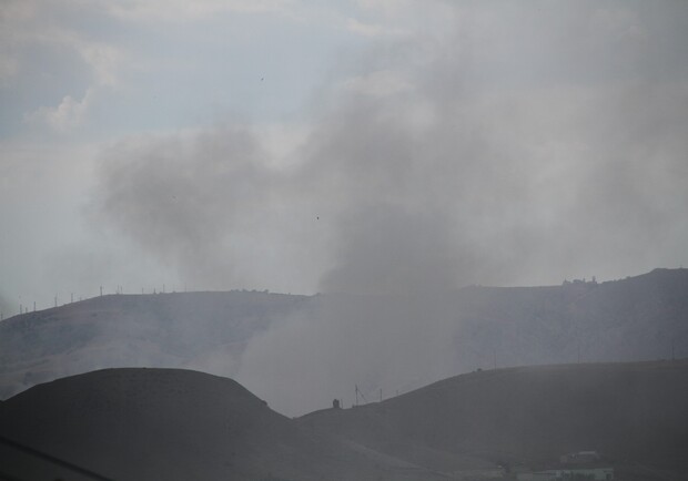 Черный дым встречает туристов. Фото: sudak.me