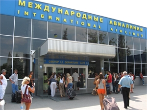 Летом в аэропорту Симферополя сотни туристов попадаются на удочку таксистов-мошенников. Фото из архива «КП»
