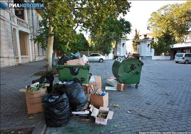 Центр города-героя завален мусором, который коммунальщики не спешат вывозить. Фото Сергея Анашкевича. 