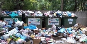 Пока в столице ломается мусороуборочная техника и меняются организации, которые должны убирать ТБО, горожанам приходится ходить по грязным улицам. Фото: "В Городе - Крым".