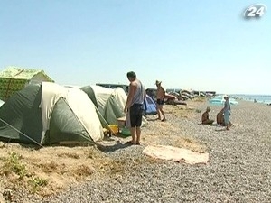 Чтобы сэкономить, туристы из соседних стран живут в палатках. Фото: news-day.com.ua