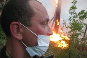 Борьбу с огнем пожарные службы ведут с понедельника. Фото Игоря Дмитриева
