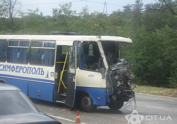 Автобус с пассажирами влетел в грузовик. Фото: cit.ua