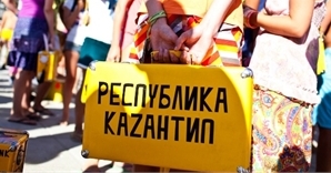 Каждый год на «КаZантип» приезжают десятки тысяч тусовщиков. Фото с сайта kazantipa.net.