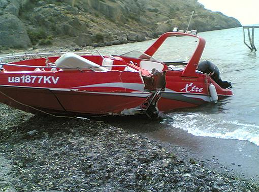Злополучный катер вытащили на берег. Фото: sandro.in.ua