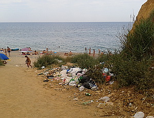 Пляж завален мусором