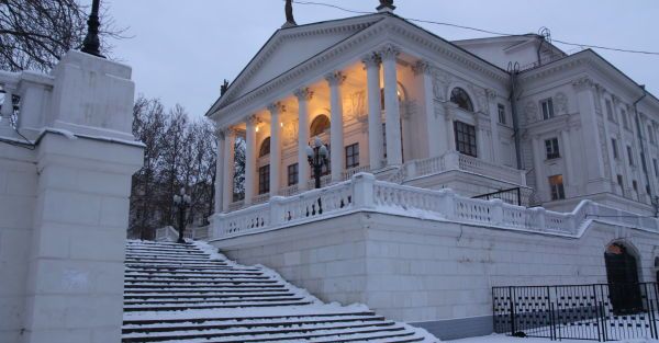 Театр Луначарского будут ремонтировать до декабря. Фото: sevnews.com.ua