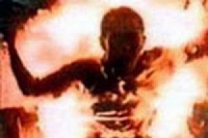Мужчина попытался сжечь себя в очереди. Фото с сайта sobytiya.info.