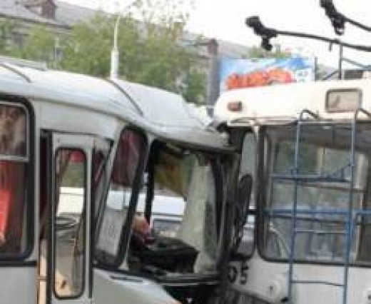 Автобус с пассажирами врезался в троллейбус. Фото: e-crimea.info