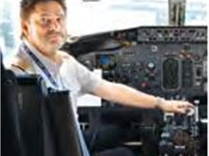 Пилот "Боинга" Андрей Ляденко прекрасно помнит, что за его спиной десятки пассажиров, которые доверяют ему свои жизни.