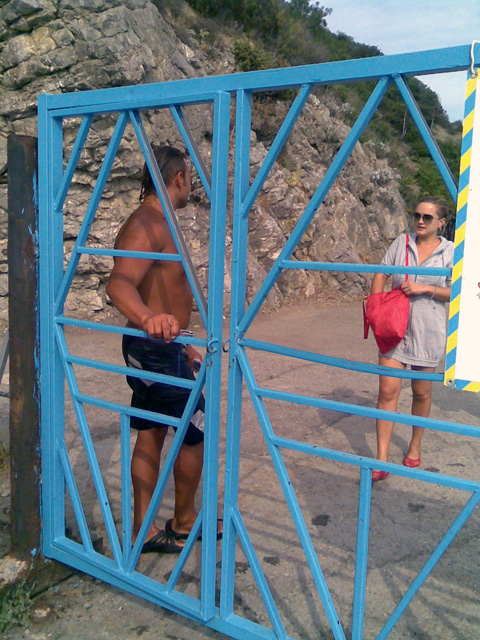 Пляж перекрыт воротами.