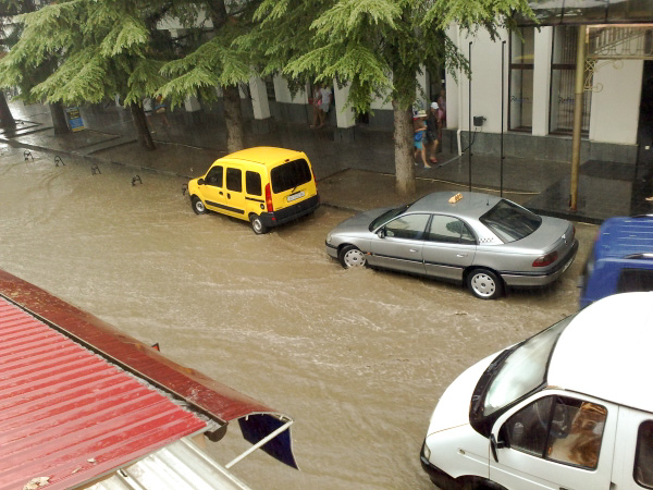 Новость - События - В Алуште затопило центр города