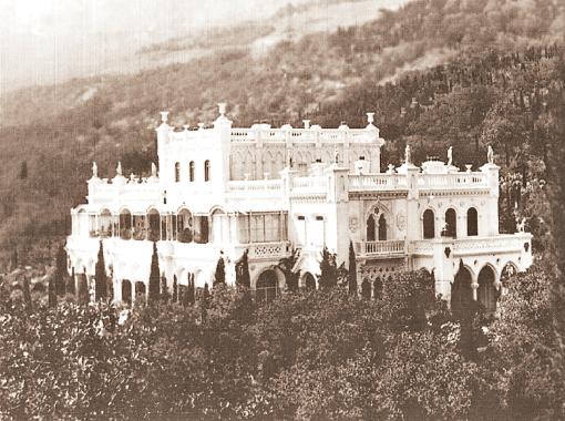 Великолепный дворец Кокорева в Мухалатке взорвали при отступлении советских войск.