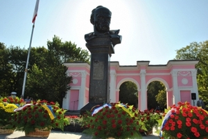 К памятнику Шевченко цветы возложили еще утром. Фото: Пресс-центр Симферопольского городского совета