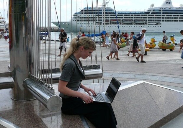 Туристы пользуются бесплатным Wi-Fi. Фото пресс-службы горсовета Ялты.