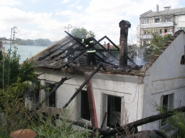 В Симферополе сгорел жилой дом. Фото пресс-службы ГУ МЧС Крыма.  