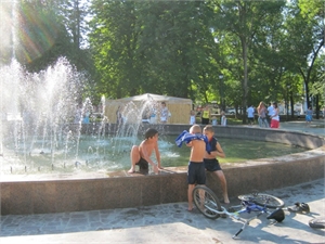 Чаще всего горожане сами замусоривают фонтаны, купаясь в них и устраивая водные перестрелки. Фото из архива «КП»