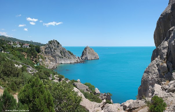 На крымских курортах еще можно купаться. Фото Сергея Титова