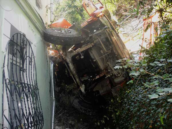 Самосвал рухнул на стену жилого дома. Фото: ktelegraf.com.ua