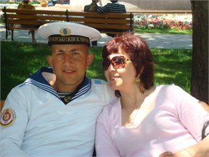 Арсен с мамой Ульвие надеется восстановить справедливость, но денег на обследование в Днепропетровске в семье пока нет. Фото предоставлено Ульвие Аблаевой