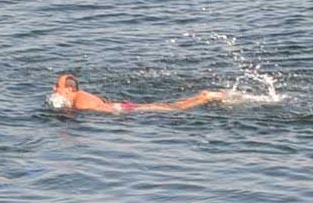 Софяник собирается связанным переплыть пролив Босфор. Фото: meridian.in.ua