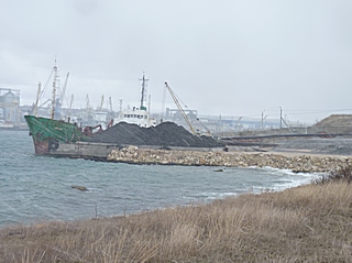 Два судна круглосуточно добывали песок. Фото пресс-службы Севастопольской прокуратуры. 