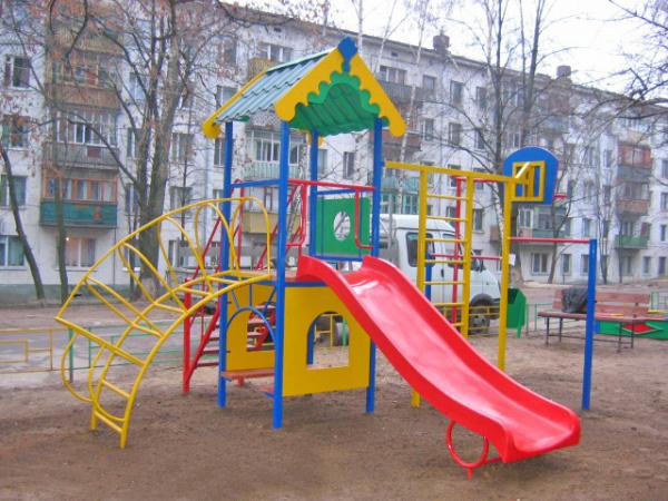 Фото с сайта www.mos-kompani.ru У балаклавских детей появились новые площадки