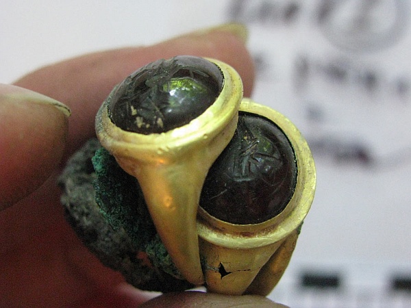 Среди сокровищ есть украшения из золота, серебра и бронзы, а также древние монеты. Фото: compulenta.ru