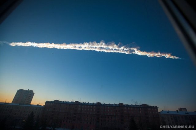 Падение метеорита в небе над Челябинском. Фото: chelyabinsk.ru