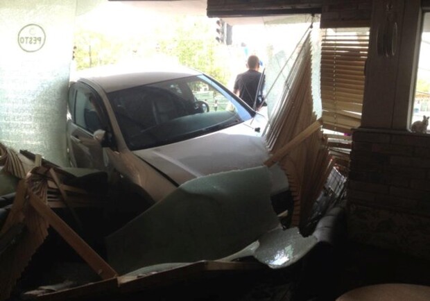 Автомобиль снес стеклянную стену кафе и врезался прямо в столики и диваны. Фото: Сергей Смирнов, Фейсбук.