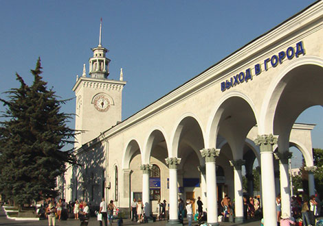 Пассажирам и работникам пришлось покинуть вокзал. Фото: virtual.crimea.ua