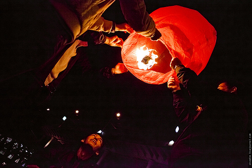 Фонарики могут подпалить парк. Фото: flickr.com