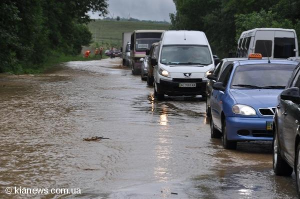 Потоп на трассе. Фото: kianews.com.ua