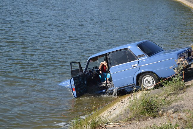Машина упала в канал. Фото: ГСЧС в Крыму