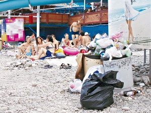 Больше всего жалоб в этом сезоне - на грязные городские пляжи Алушты. Фото: КП-Крым.