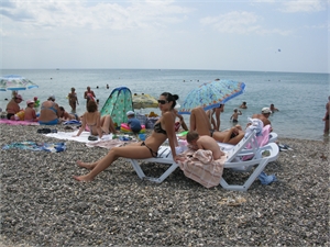 Хорошо в Крыму в сентябре! Места на пляже предостаточно. Фото: архив «КП»