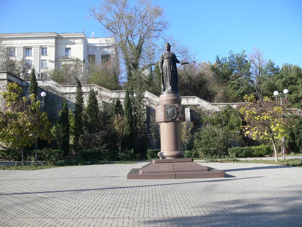 Экскурсия начнется от памятника Екатерине. Фото: turistu.com.ua
