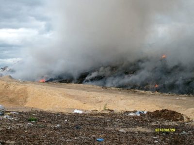 Фото с сайта komionline.ru Дым горящей свалки очень вреден для здоровья