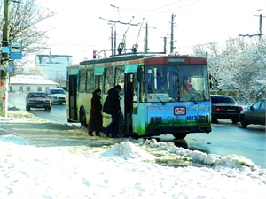 Денег нет даже на то, чтобы купить зимнюю резину. Фото: КП-Крым.